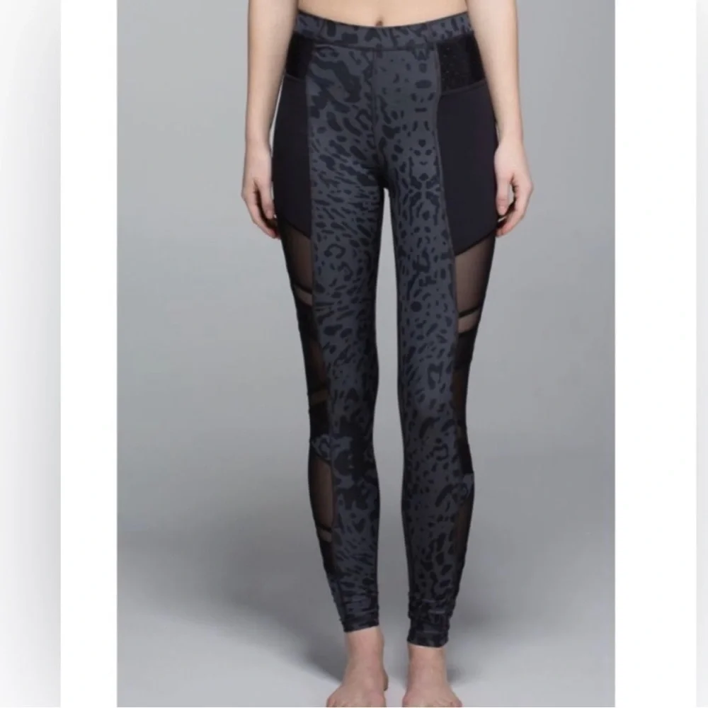 Lululemon Just Breathe animal swirl deep coal print compressionleggings Sz-2 H20